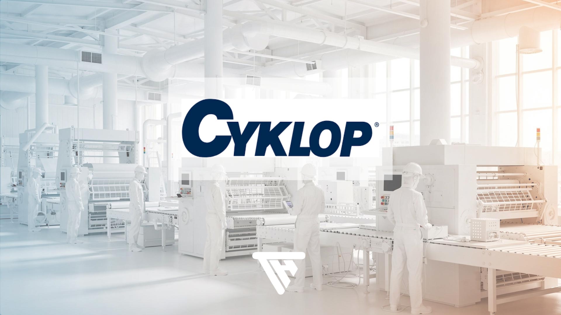Case Study Header mit Cyklop Logo vor einer industriellen Produktionshalle mit Mitarbeitern an Maschinen