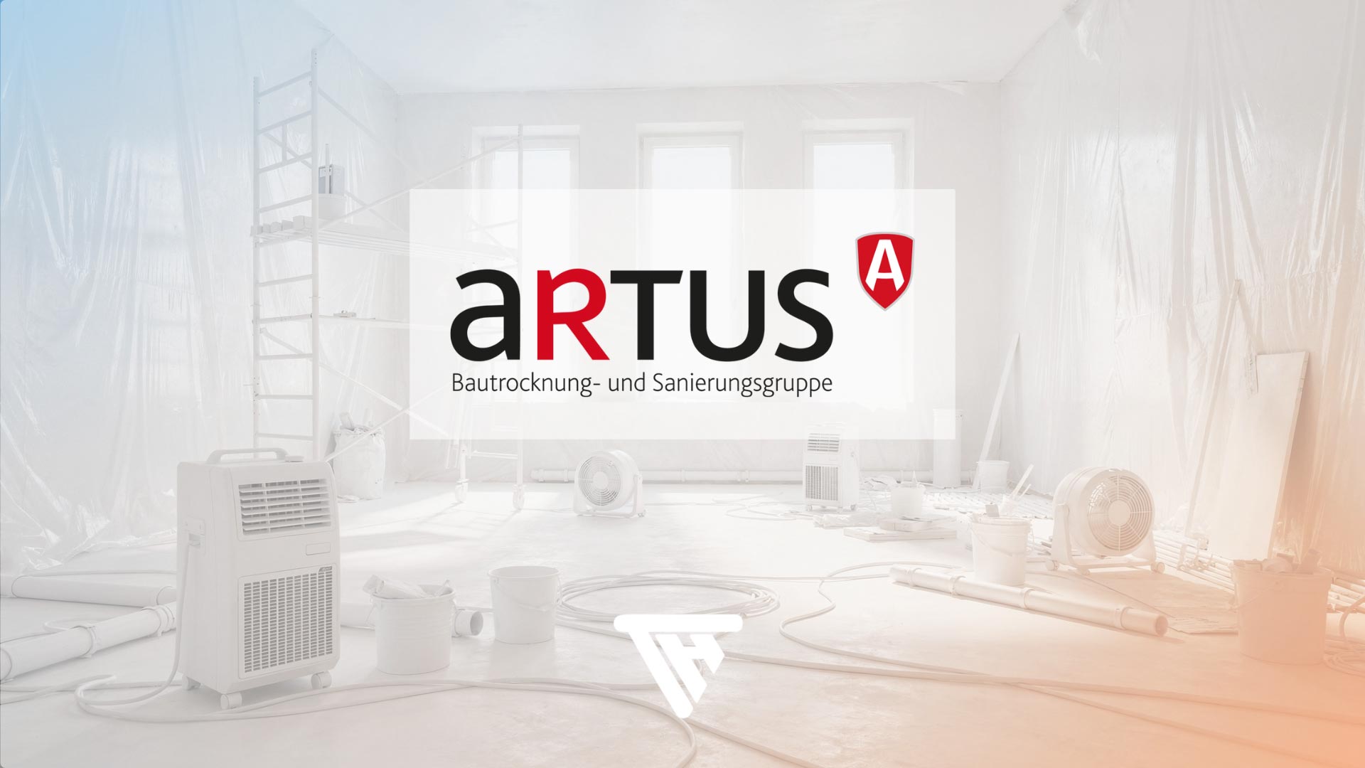 Case Study Header mit Artus Logo vor einer Sanierungsbaustelle mit Trocknungsgeräten und Gerüsten