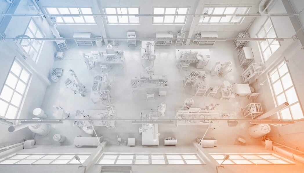 3D-Modell einer Metallbau-Werkstatt mit Maschinen und Arbeitsstationen in weiß-orangem Farbverlauf