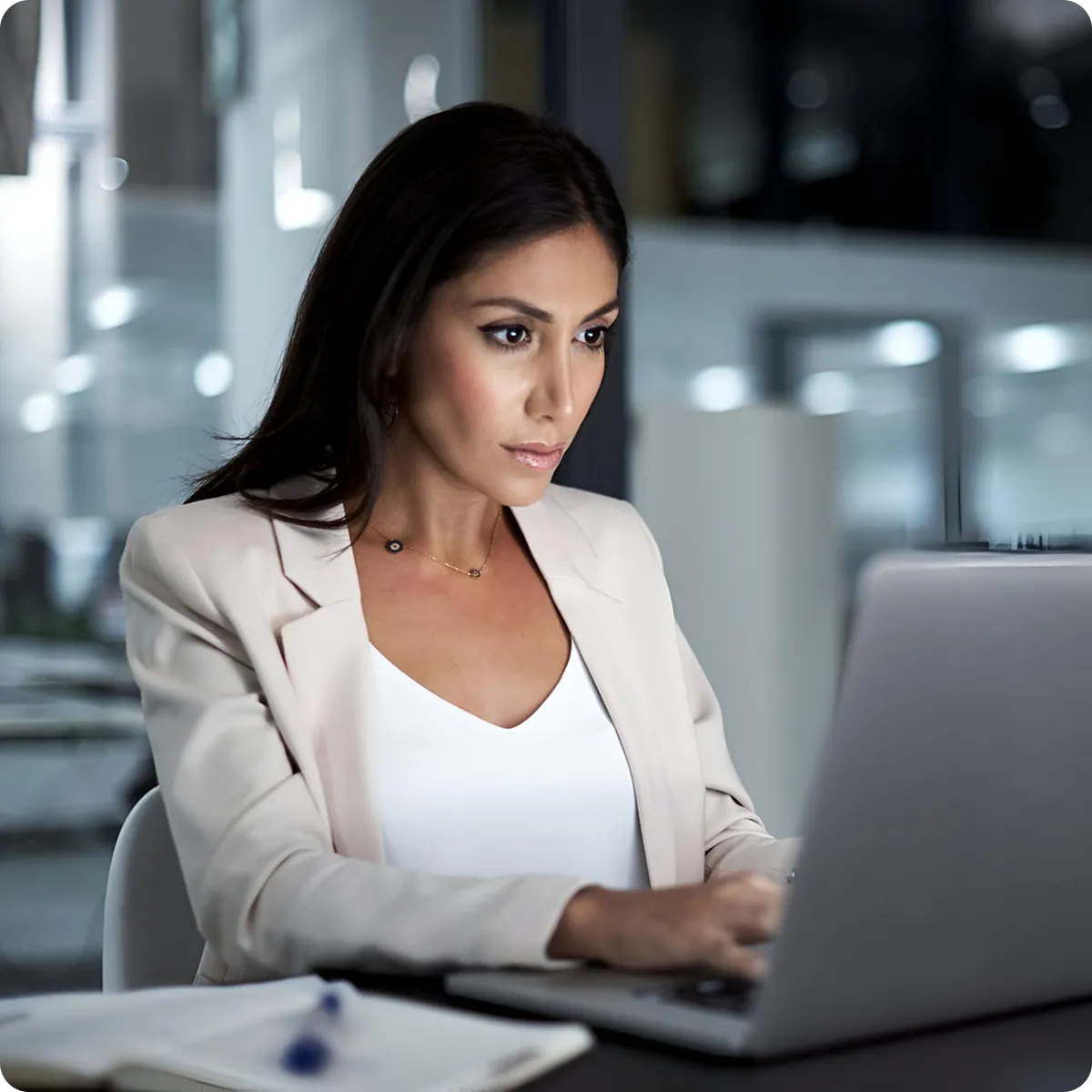 mujer en una oficina observando una computadora