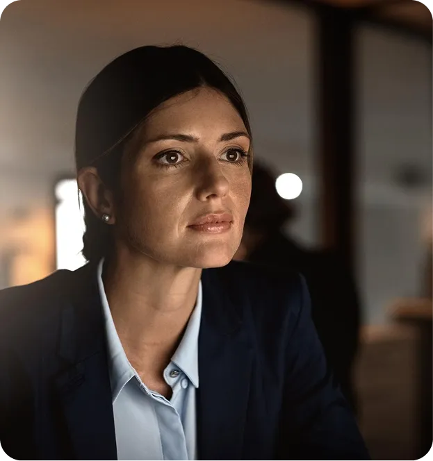 Mujer visualizando ordenador