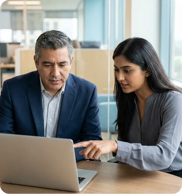 Hombre usando una pantalla de tecnologia