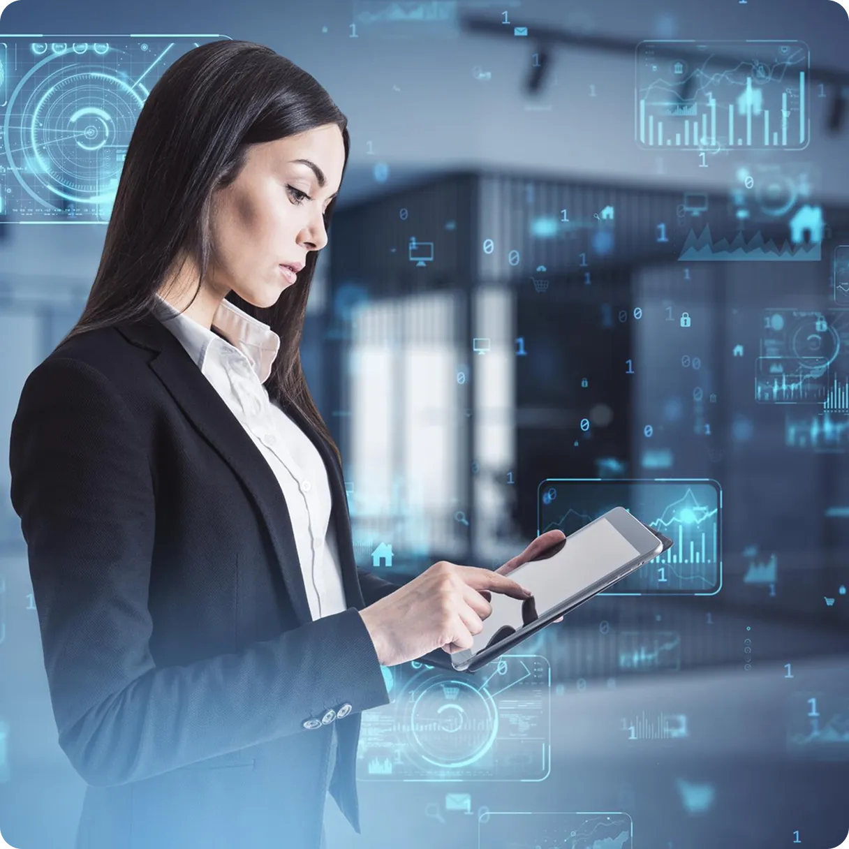 las manos de un hombre usando un celular 