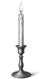 Chandelle allumée sur un chandelier en métal avec une flamme claire.