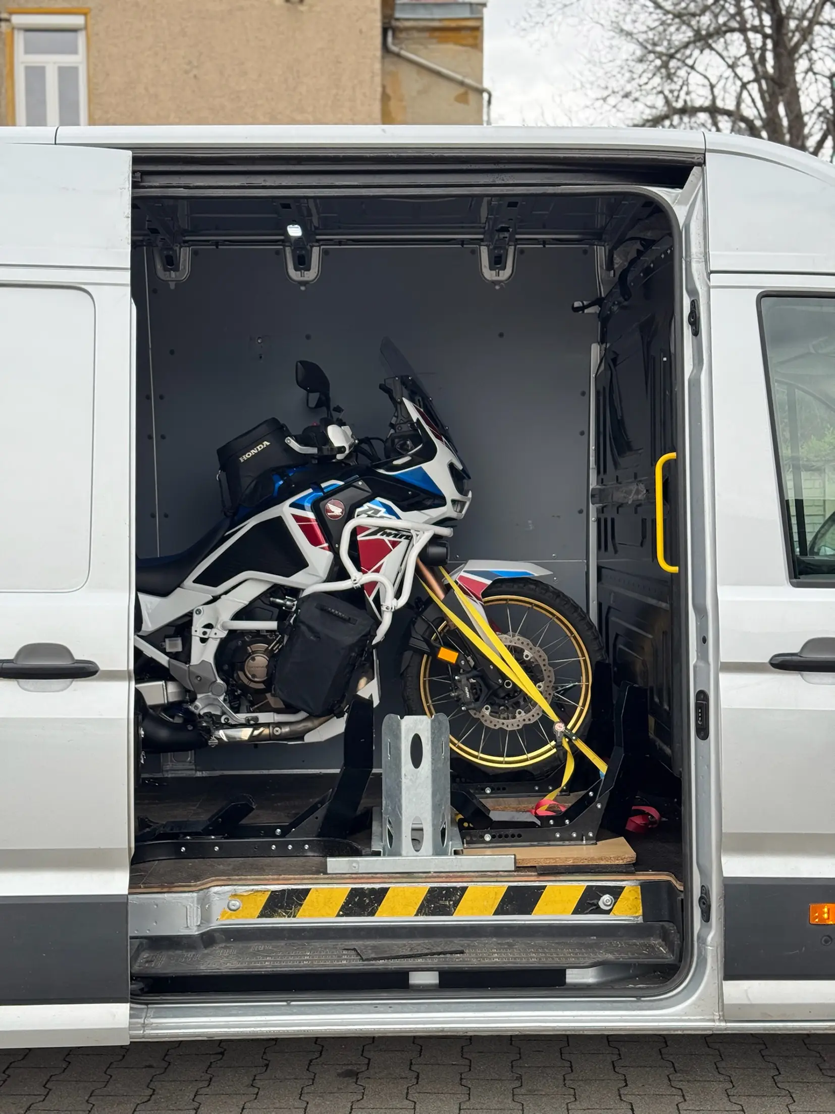 Zwei Straßenmotorräder sicher im Transporter verzurrt.