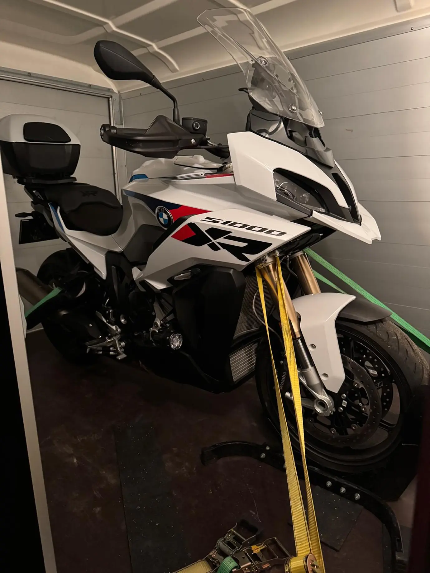 Straßenmotorrad sicher im geschlossenen Anhänger fixiert