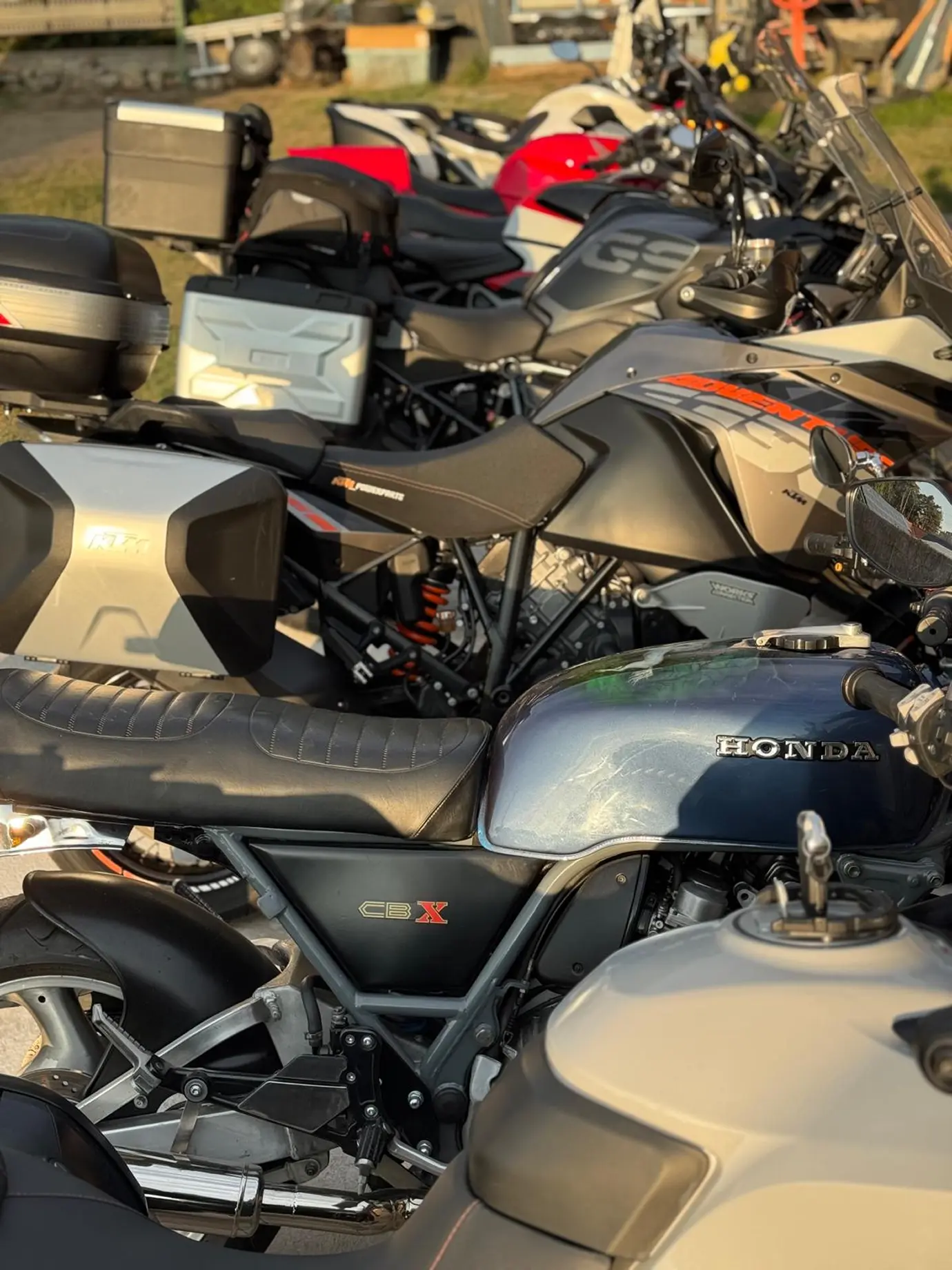 Sechs Motorräder nebeneinander, bereit für die Motorradtour