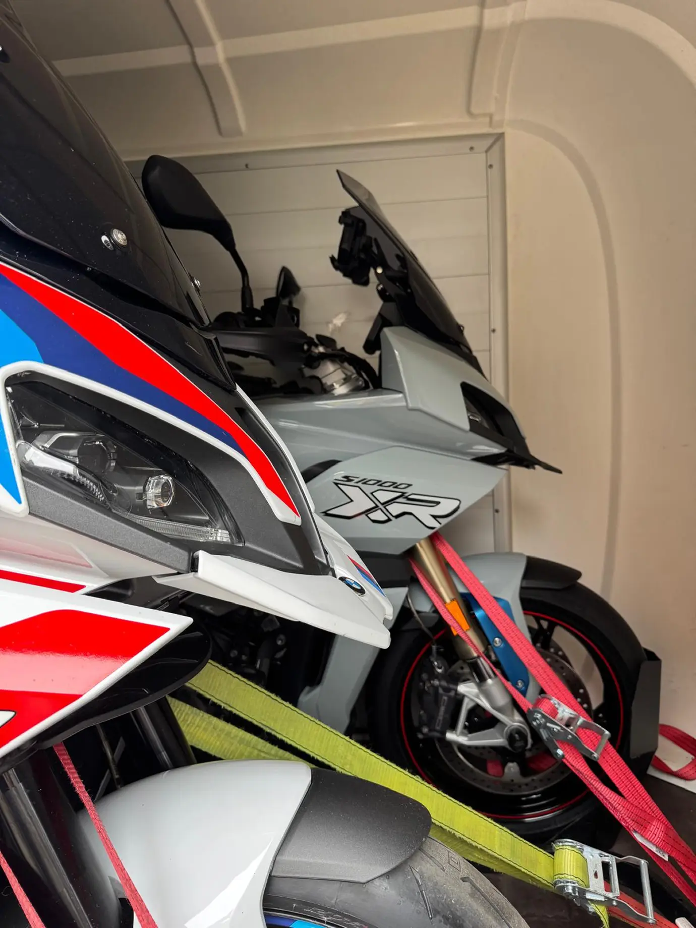 Vordere Fixierung von zwei Motorrädern in Nahaufnahme