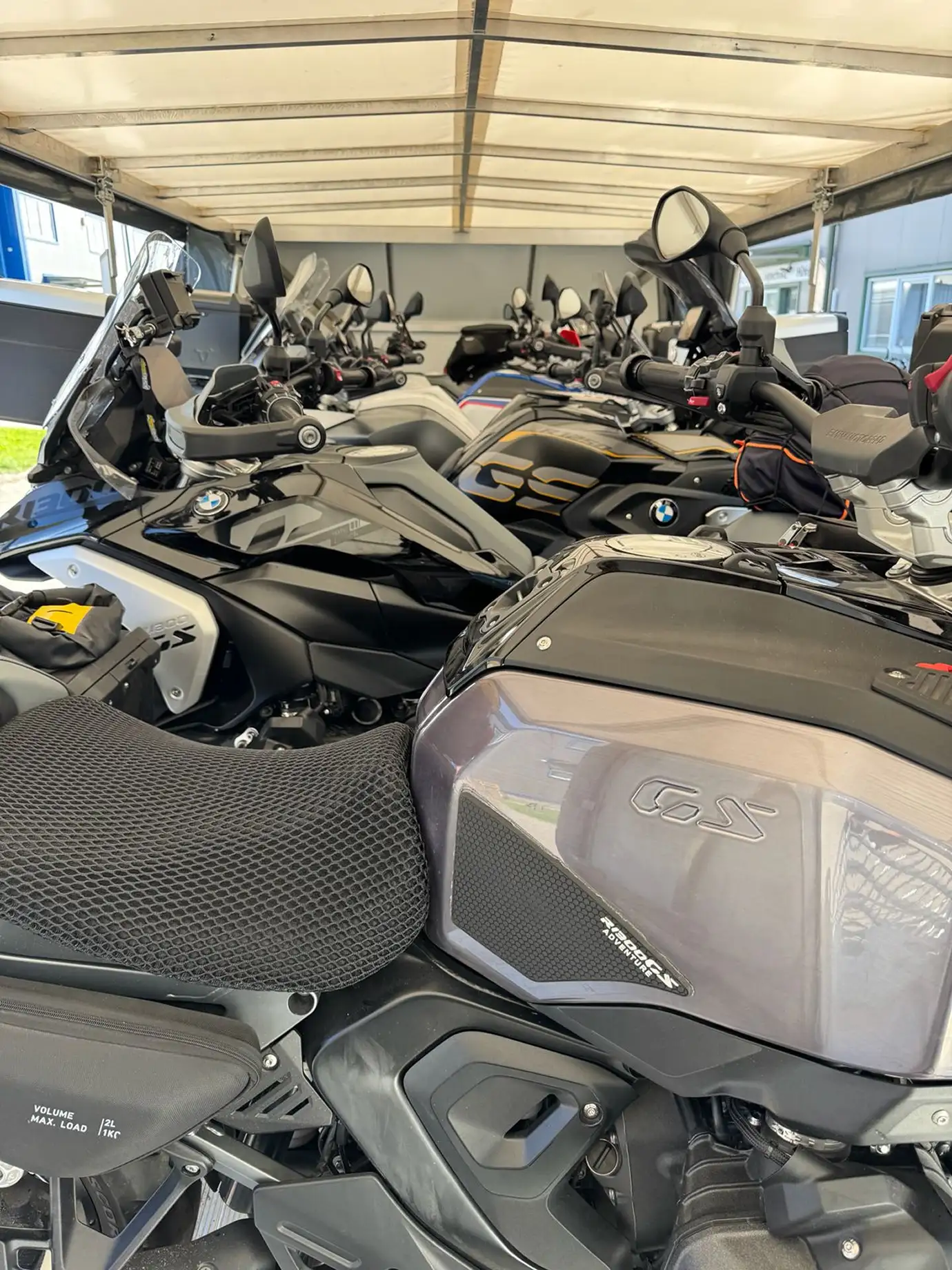 Acht Motorräder sicher im geschlossenen Anhänger fixiert.