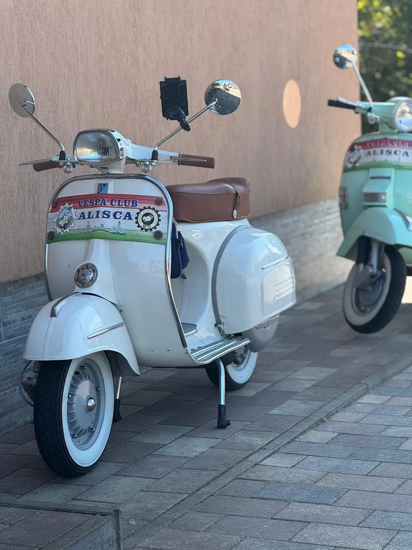 Zwei Scooter parken neben dem Haus