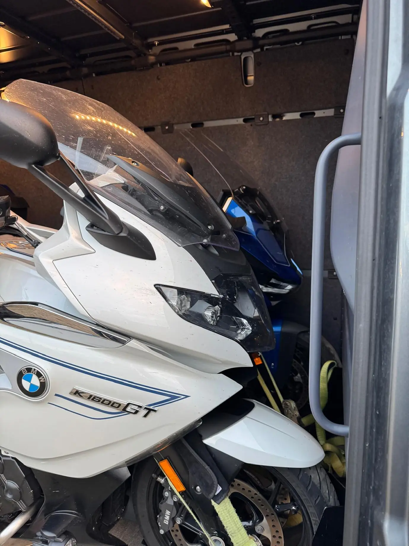 Zwei Motorräder sicher im Transporter fixiert