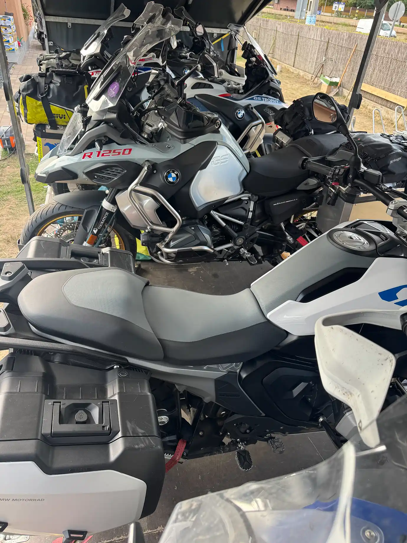 6 Motorräder sind auf dem Anhänger sicher verzurrt.