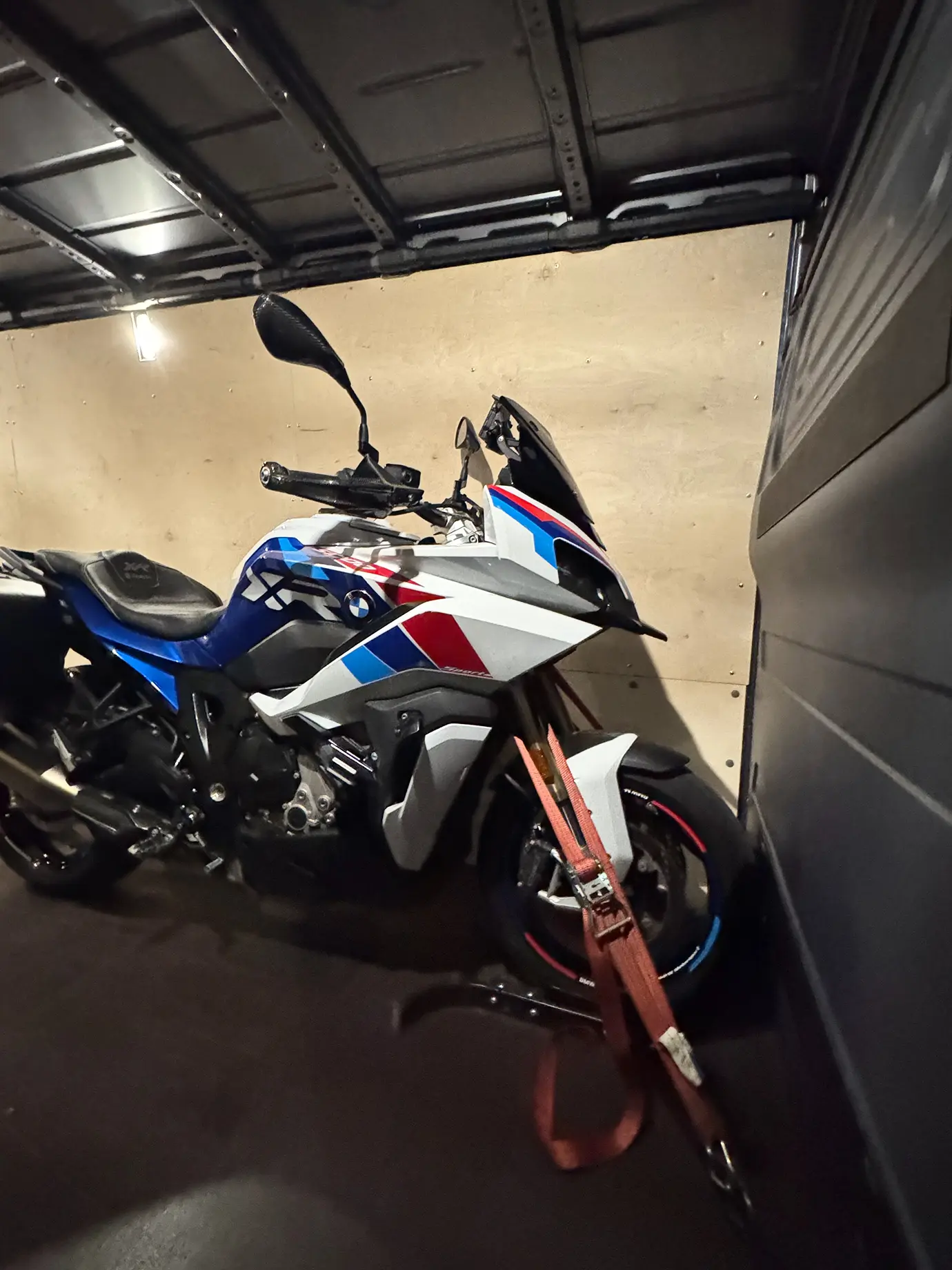 Ein Tourenmotorrad ist im Kleintransporter sicher verzurrt.