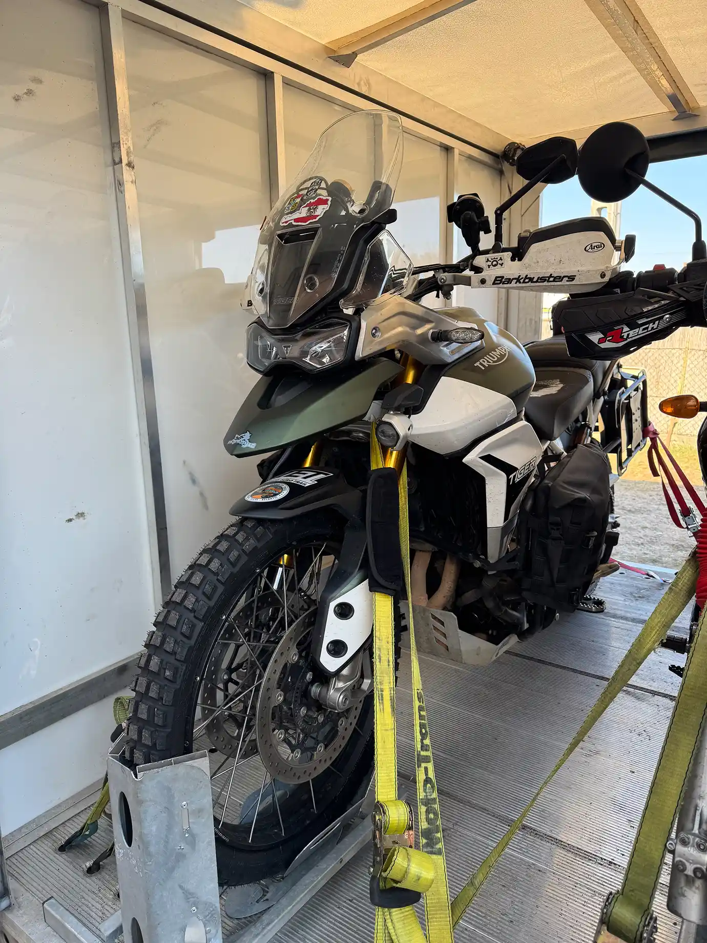 Ein Straßenmotorrad ist im geschlossenen Anhänger sicher verzurrt.