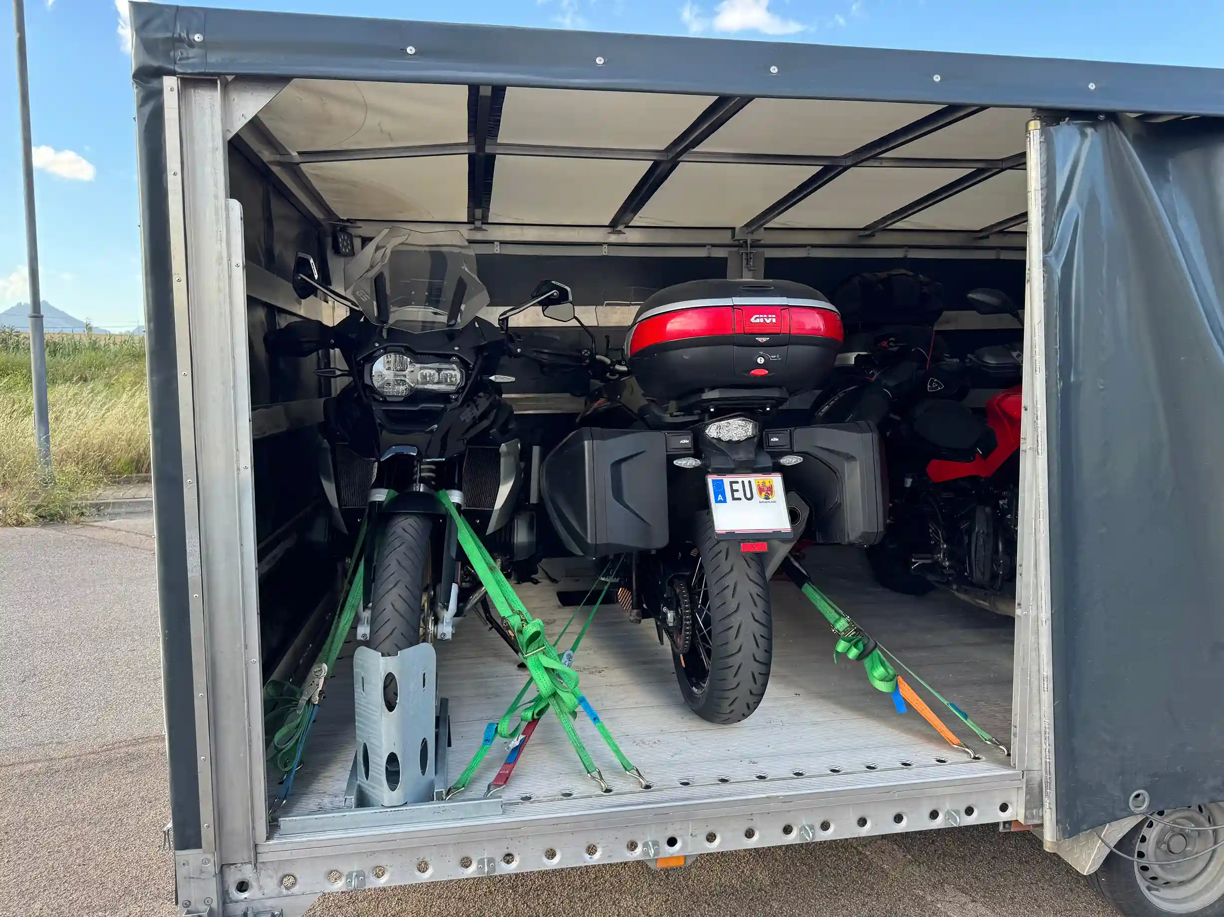 2 Motorräder sind im hinteren Bereich des Anhängers sicher verzurrt.