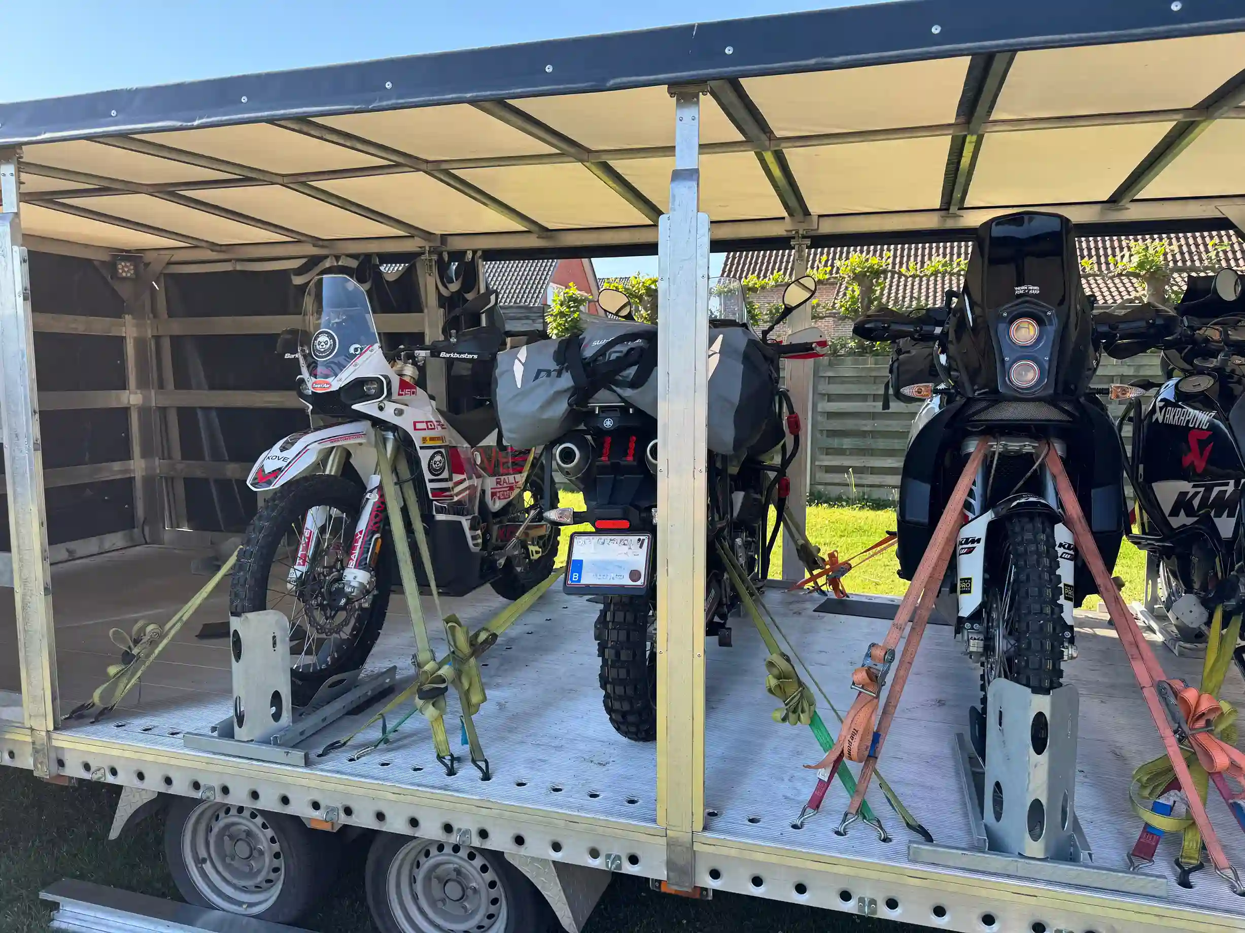 4 Motorräder stehen im geschlossenen Anhänger sicher verzurrt.