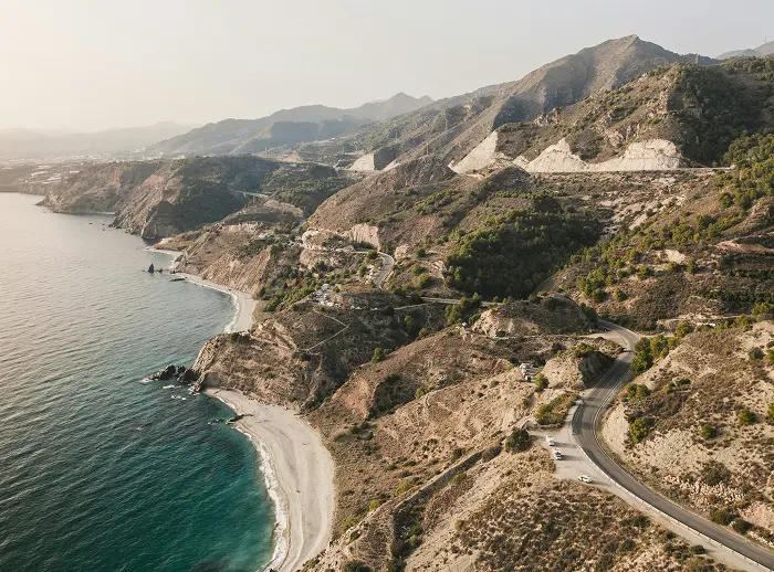 Spanische Küste mit Bergen im Hintergrund.