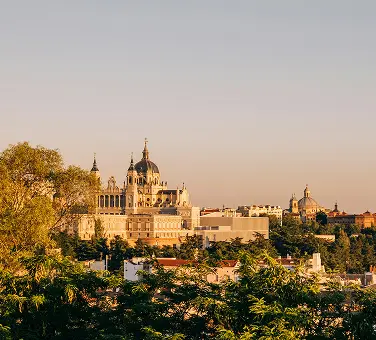 Stadtansicht von Madrid bei sonnigem Wetter.