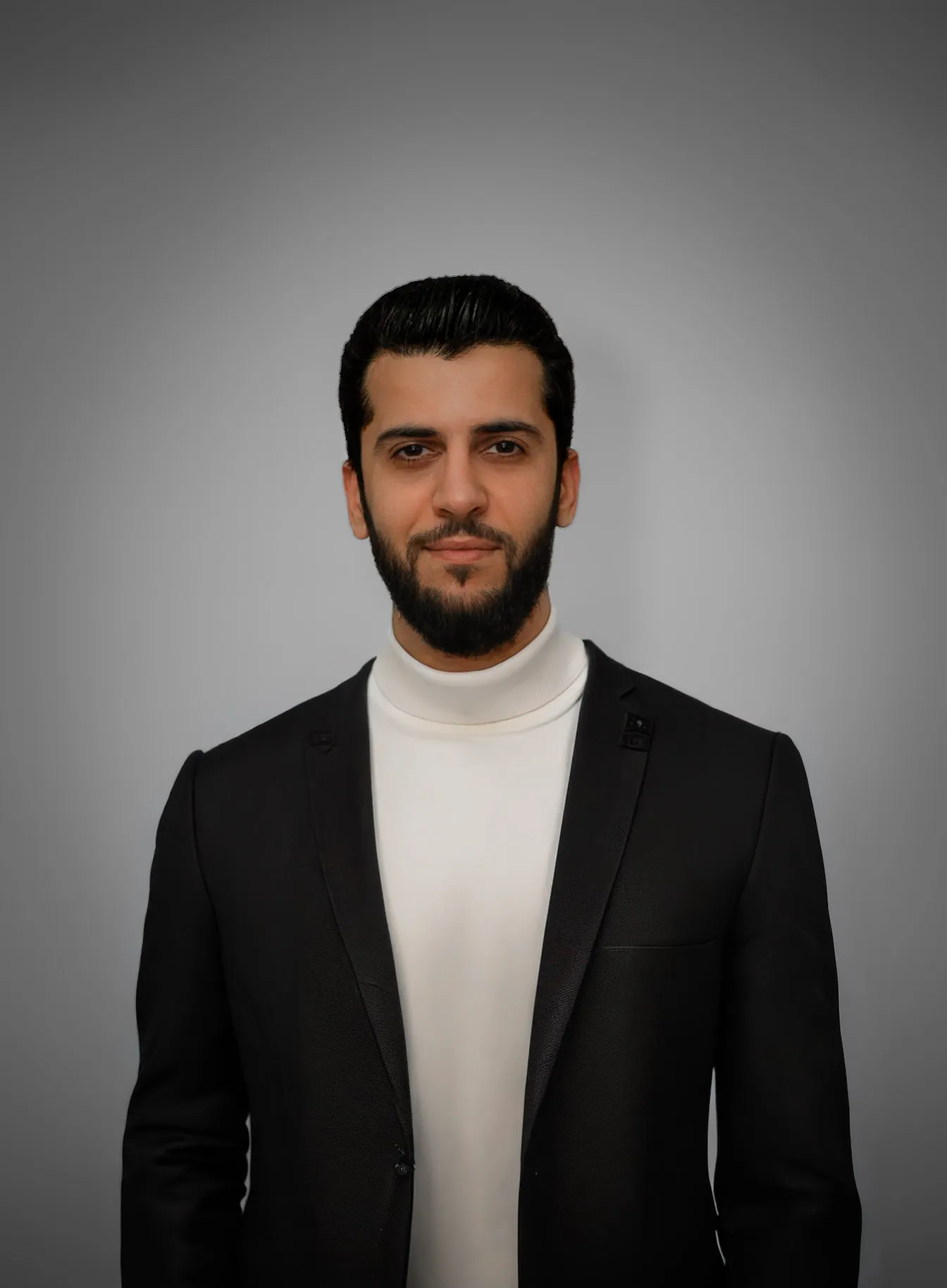 Team bei einer Besprechung, wobei eine Frau auf ein Tablet zeigt und Kollegen aufmerksam zuhören.