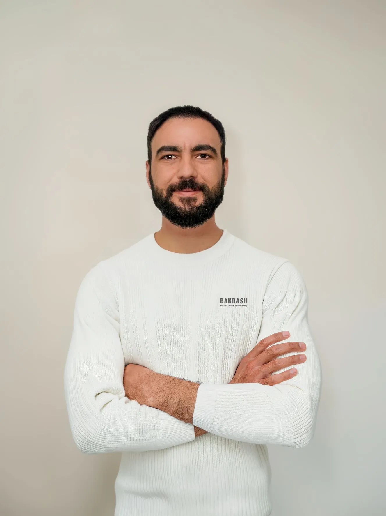 Team bei einer Besprechung, wobei eine Frau auf ein Tablet zeigt und Kollegen aufmerksam zuhören.