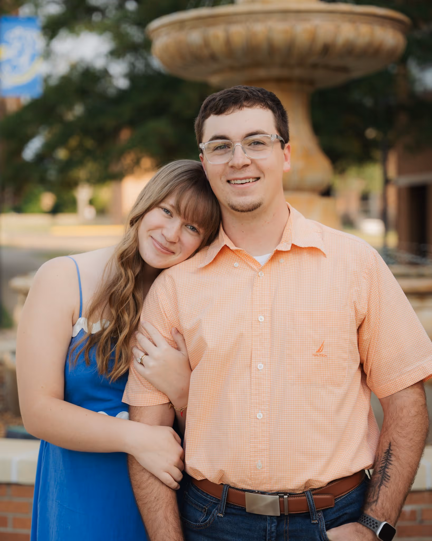Couple's portrait in front of a fountain