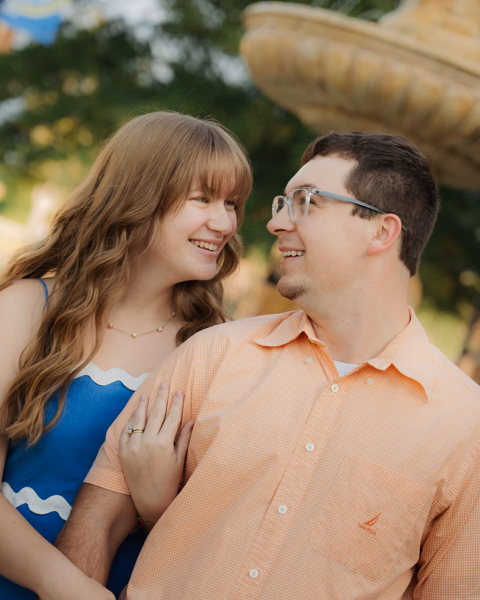Couple's portrait in front of a fountain