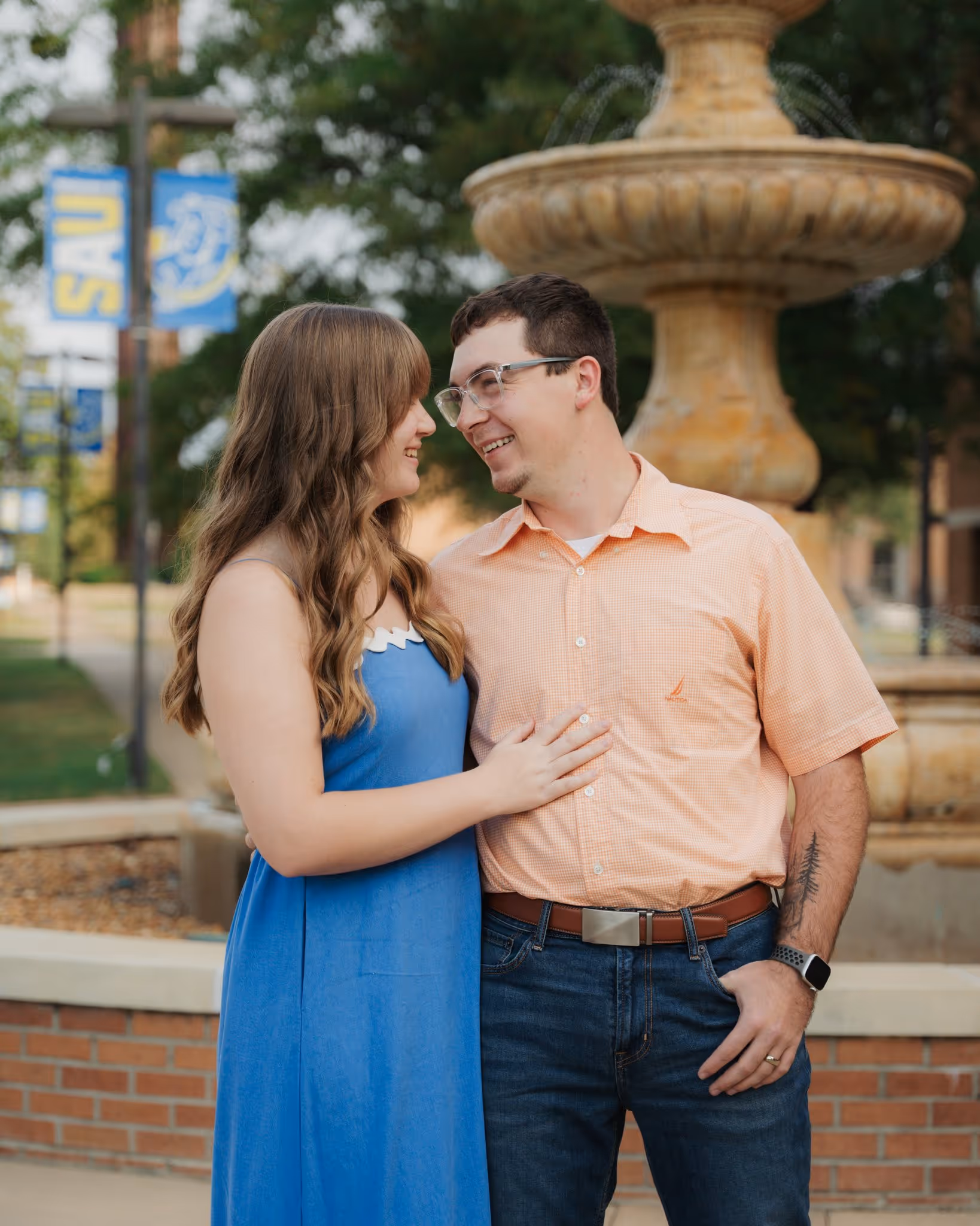 Couple's portrait in front of a fountain