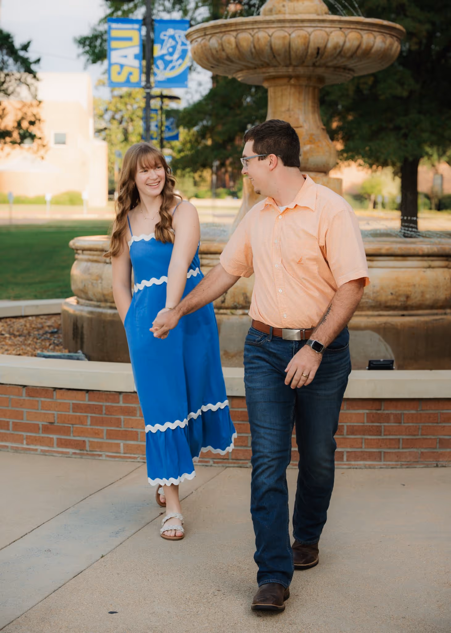 Couple's portrait in front of a fountain