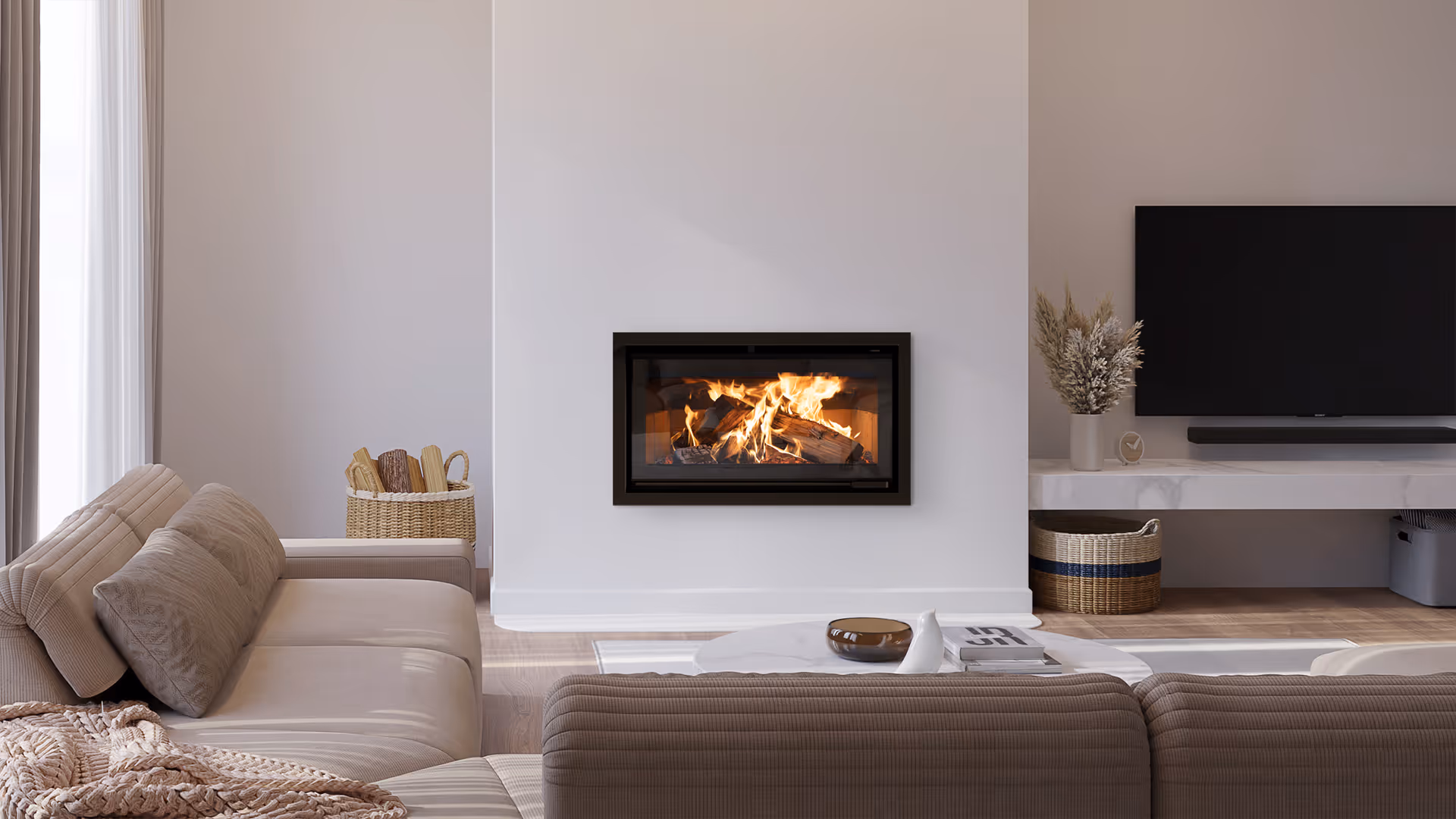 Cheminée à gaz moderne avec des bûches réalistes, encastrée dans un mur de couleur claire, à côté d'une table d'appoint en bois avec des livres.