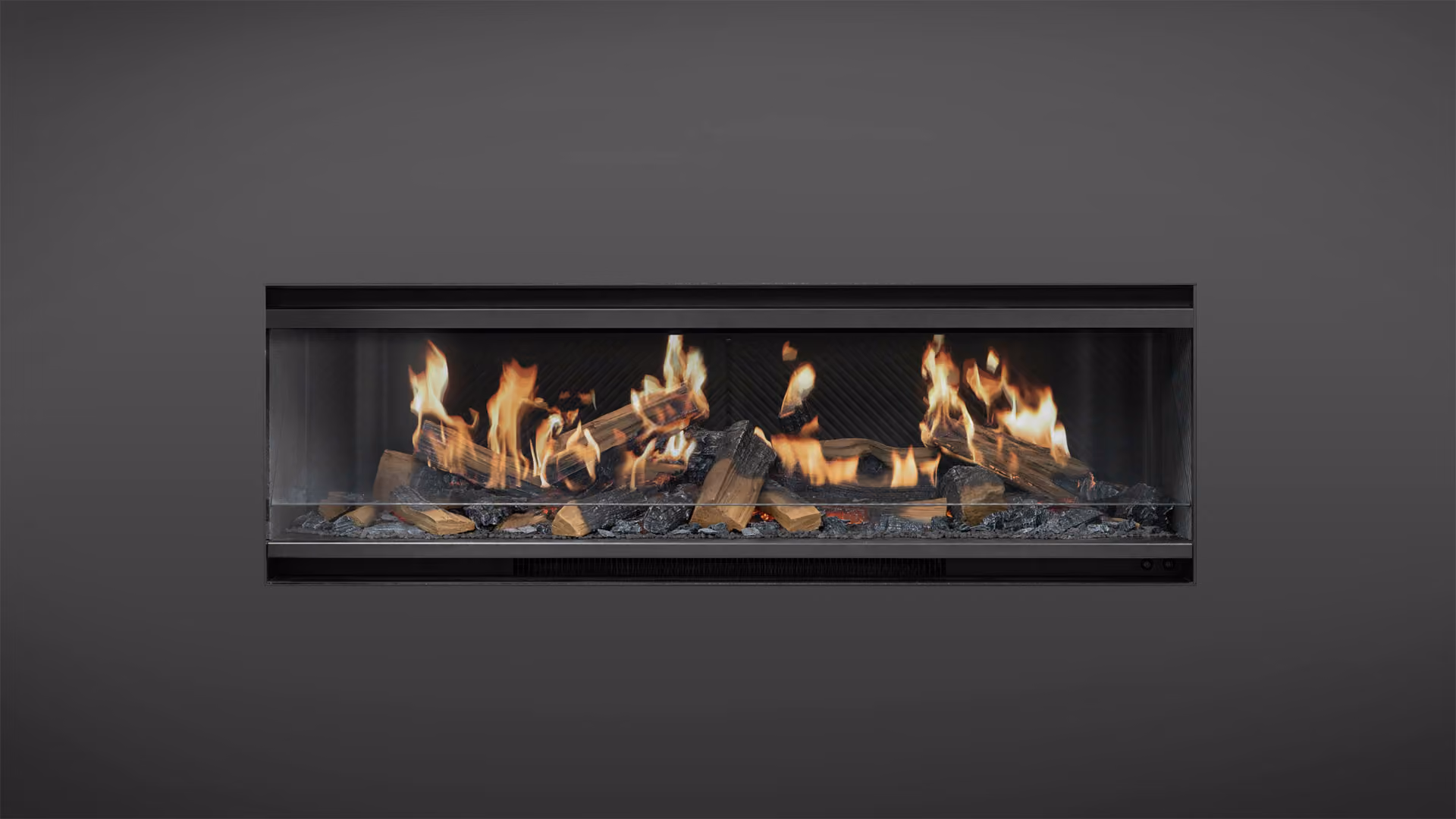 Moderner Gaskamin mit realistisch brennenden Holzscheiten, eingebettet in eine hellfarbene Wand neben einem hölzernen Beistelltisch mit Büchern.