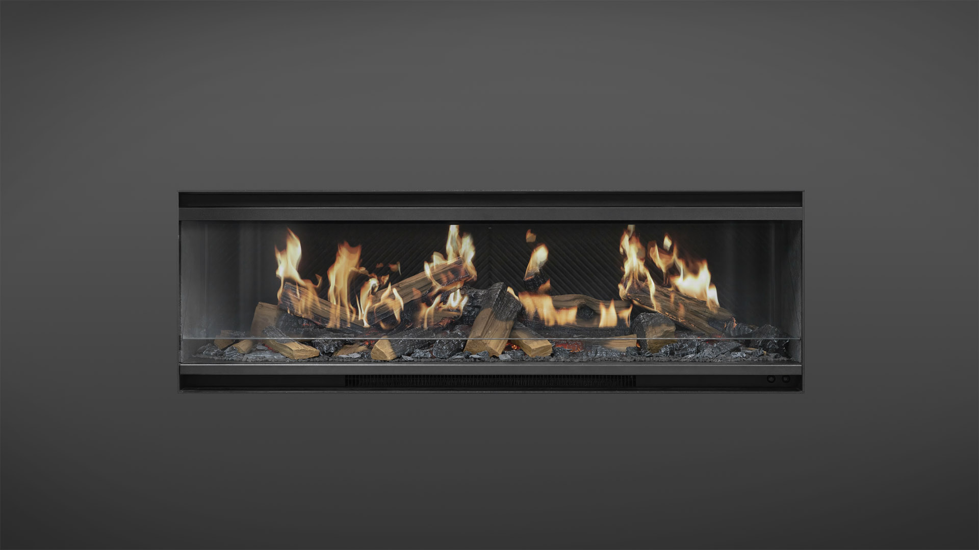 Moderner Gaskamin mit realistisch brennenden Holzscheiten, eingebettet in eine hellfarbene Wand neben einem hölzernen Beistelltisch mit Büchern.