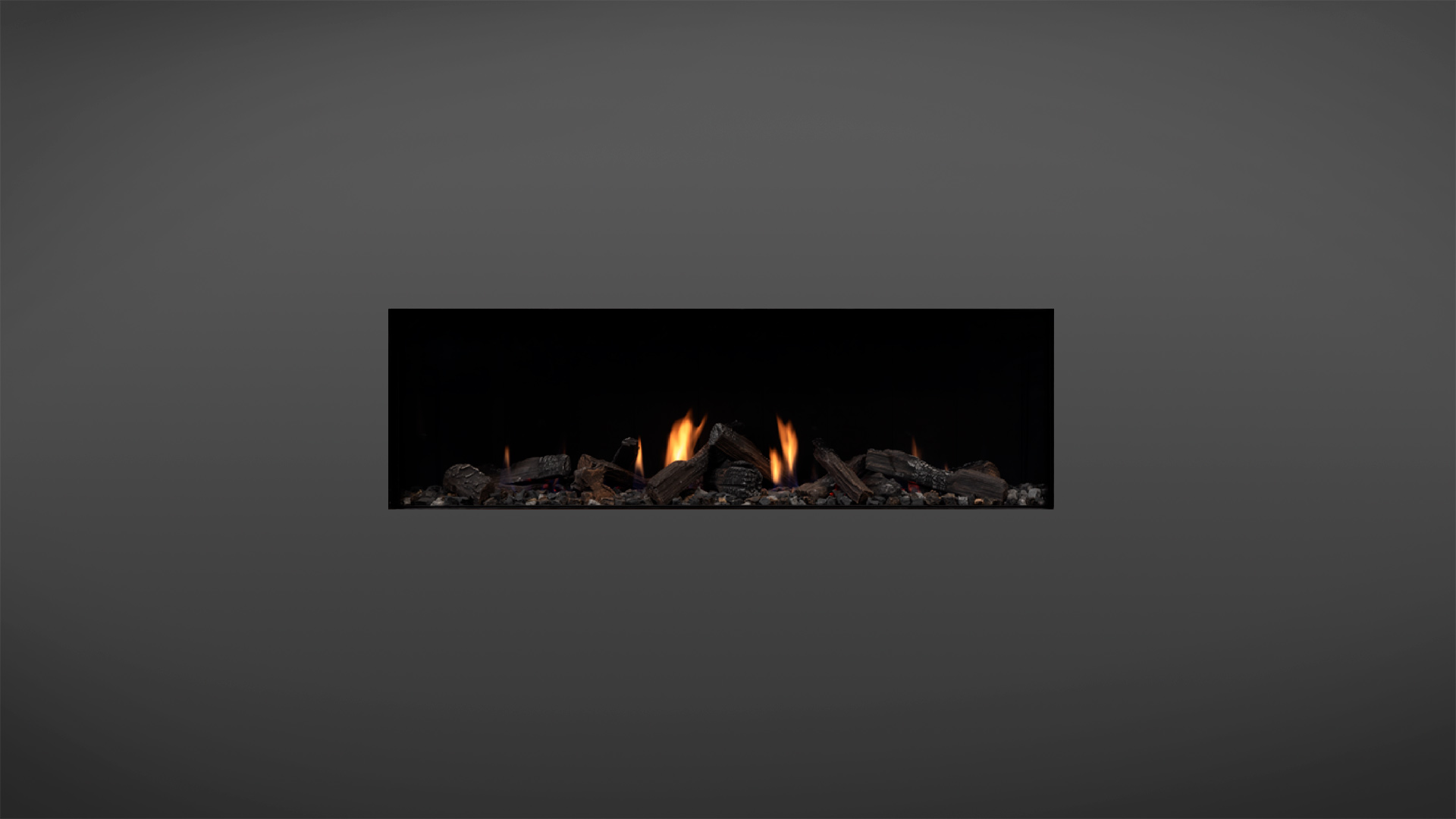 Moderner Gaskamin mit realistisch brennenden Holzscheiten, eingebettet in eine hellfarbene Wand neben einem hölzernen Beistelltisch mit Büchern.