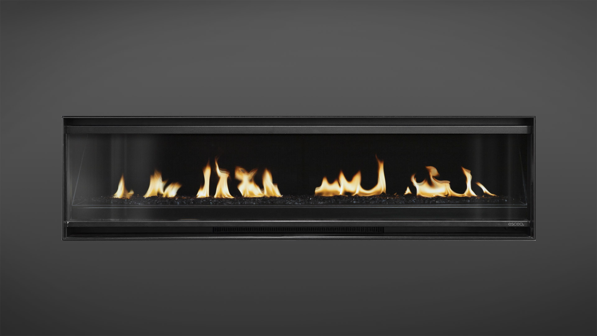 Moderne gashaard met realistische brandende houtblokken, geplaatst in een lichtgekleurde muur naast een houten bijzettafel met boeken.