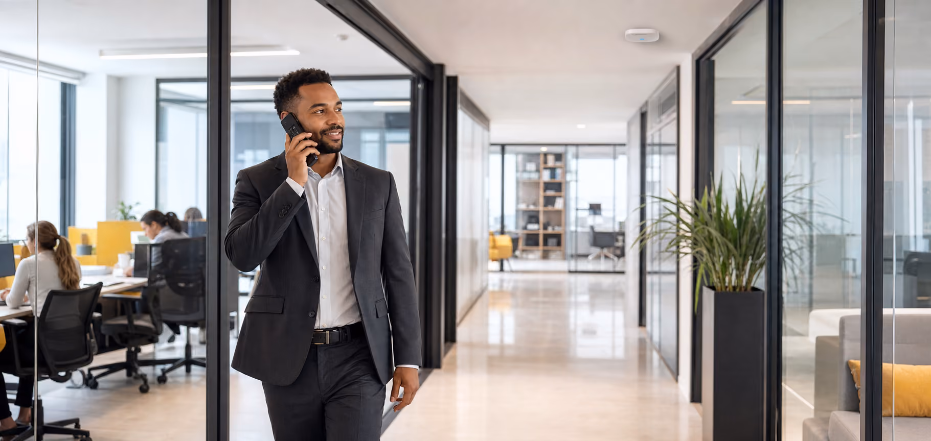 Mitarbeiter telefoniert mit mobilem WLAN-Handgerät im Büro