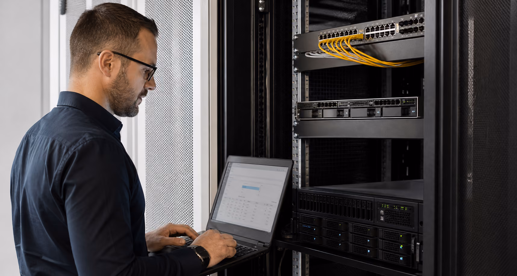 IT-Techniker betreut eine redundante Virtualisierungsumgebung
