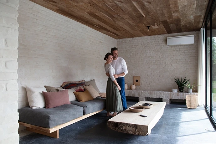 Photo d'un couple dans une maison équipée d'une climatisation réversible dans le Nord de la France
