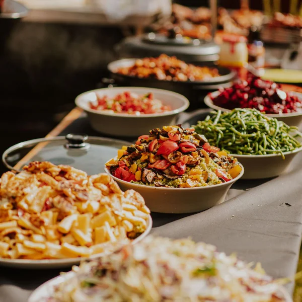 Buffet met verse lokale groenten en salades - duurzame catering met seizoensproducten