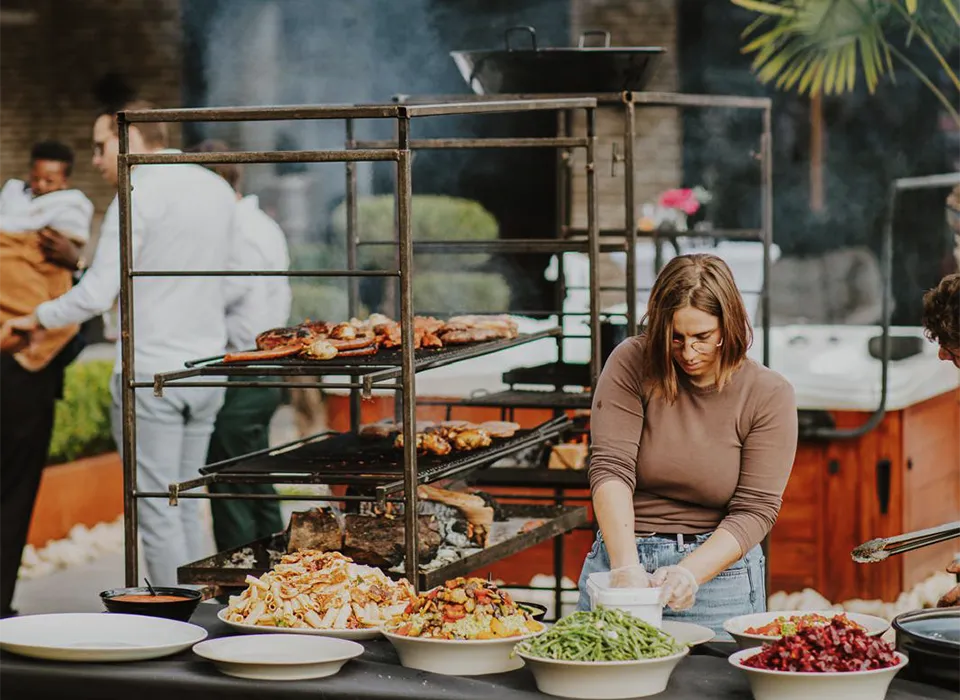 Intieme privéfeest catering met open vuur BBQ en verse buffetgerechten
