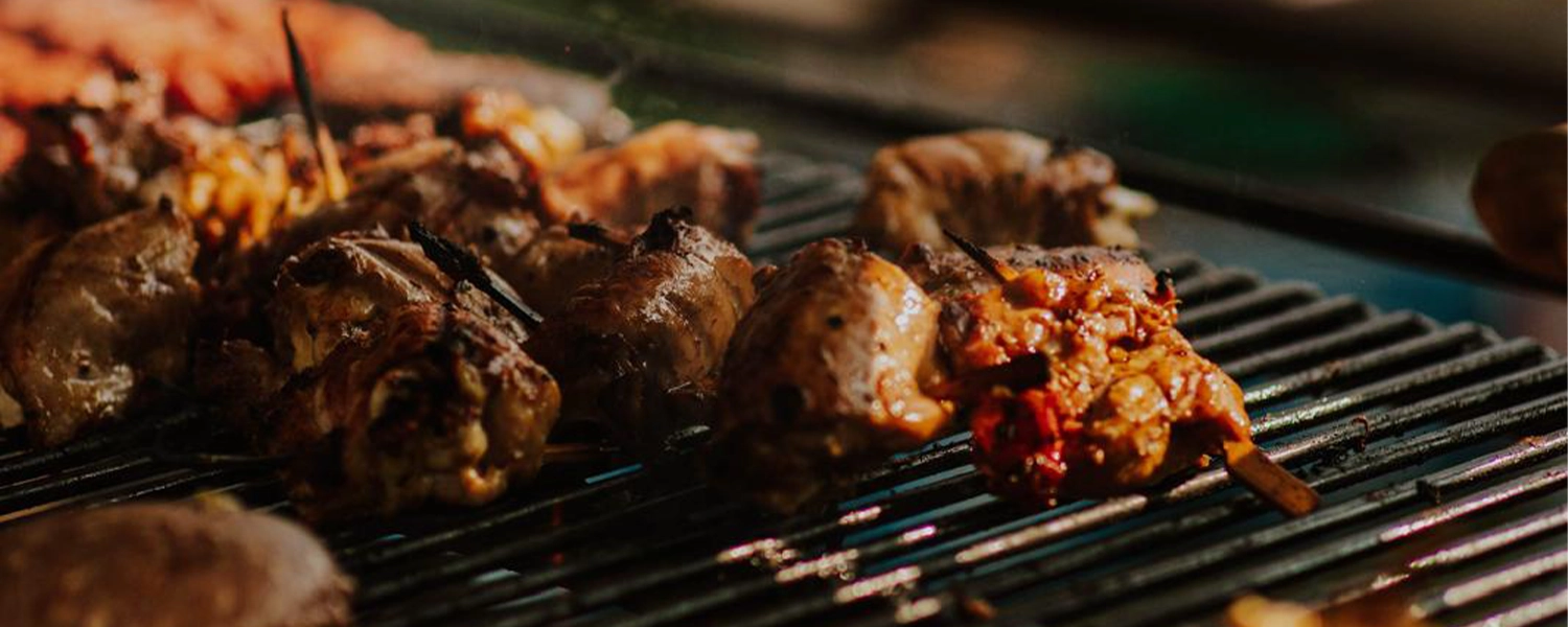 Vers gegrild vlees en seizoensgroenten op BBQ - Fikterra catering