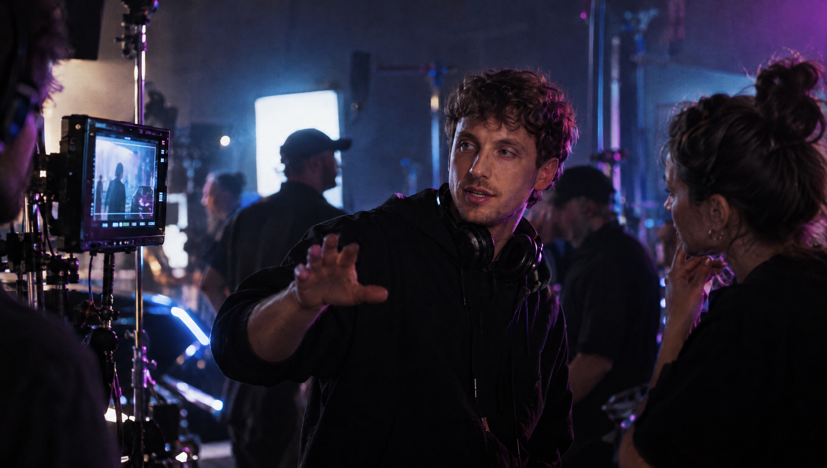 Abstimmung am Filmset mit Kamera und Monitor in blau-violettem Studiolicht