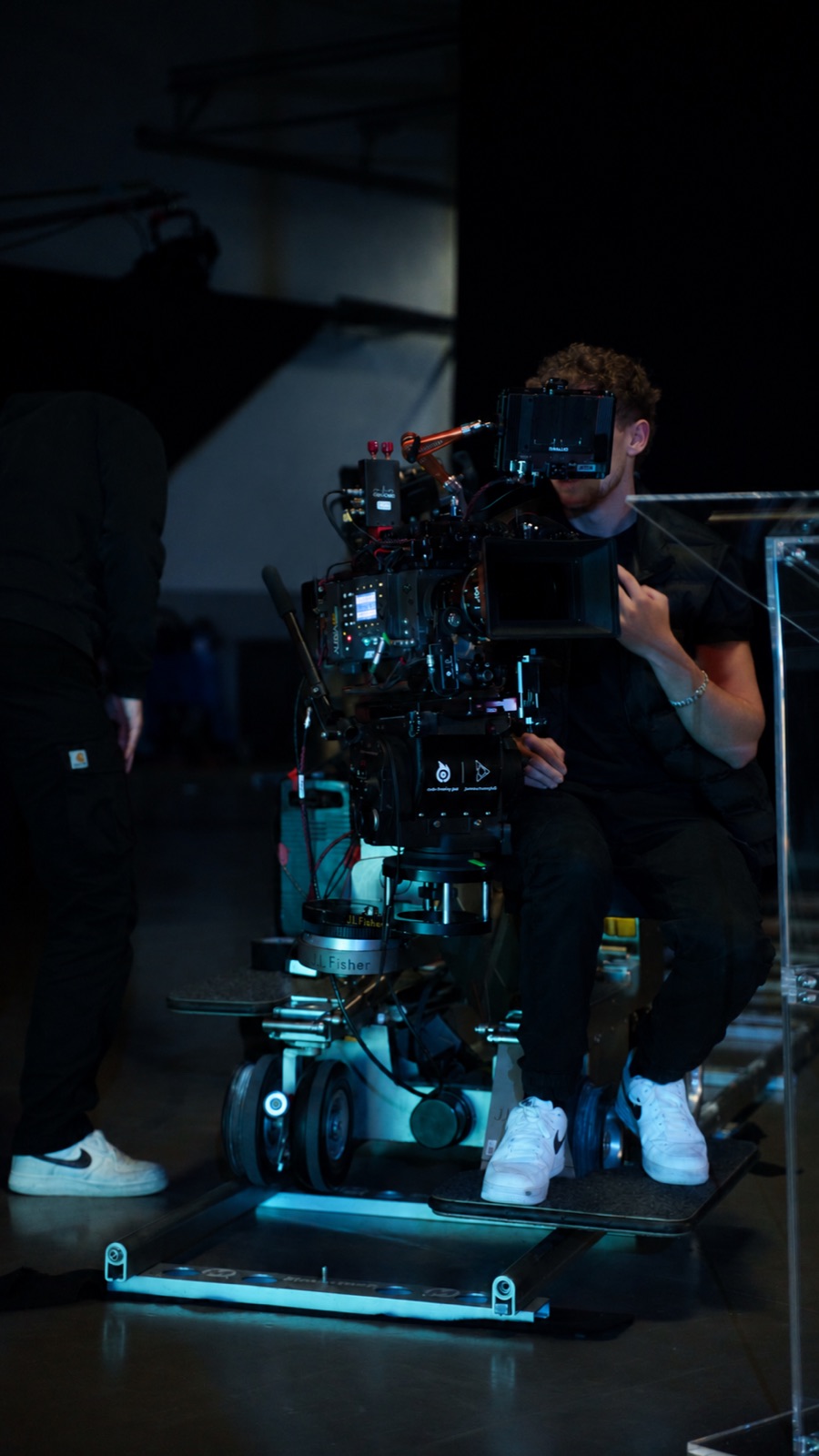 Kinokamera mit Monitoren auf einem Stativ am Filmset