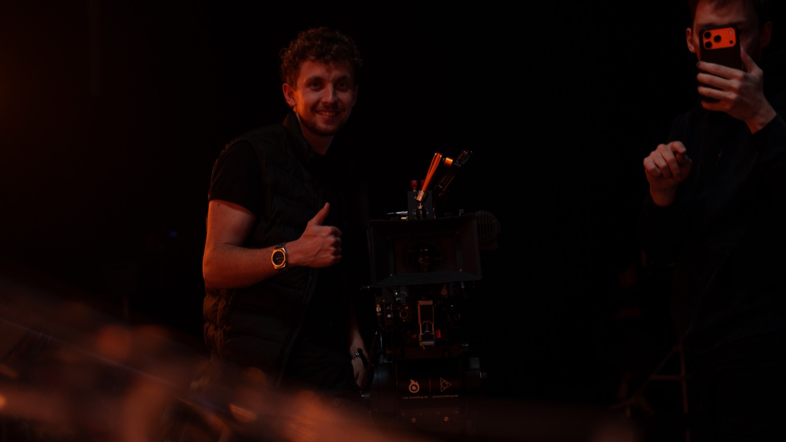 Symbolbild: Filmcrew mit Kamera, Licht und Ton im Studio