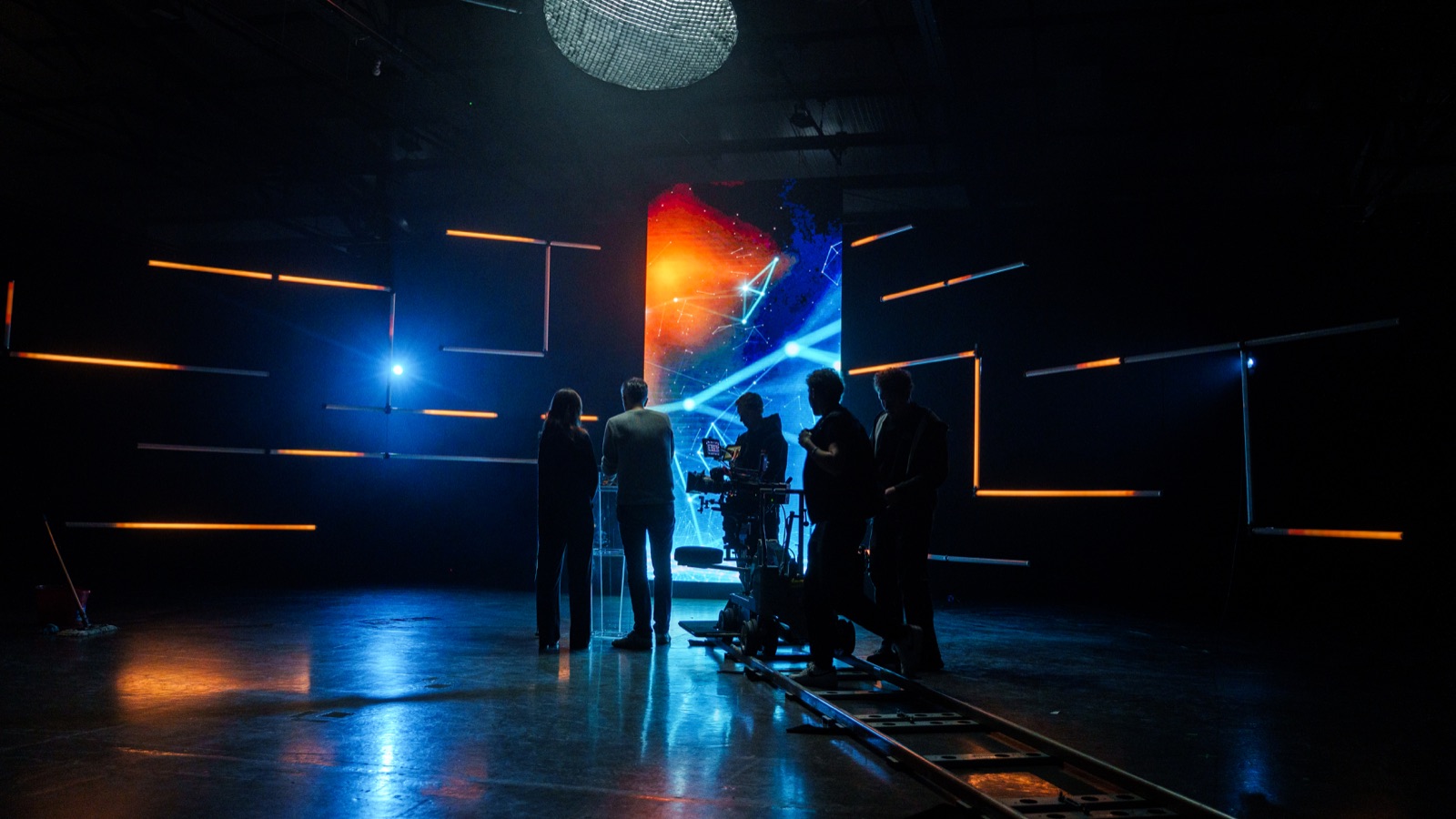 Gesamtansicht des Filmsets mit Crew, Licht und Kameraschienen