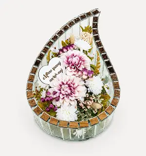 Purple and white floral arrangement with green leaves and a heart-shaped note that reads 'Moje spavaju anđele moj'.