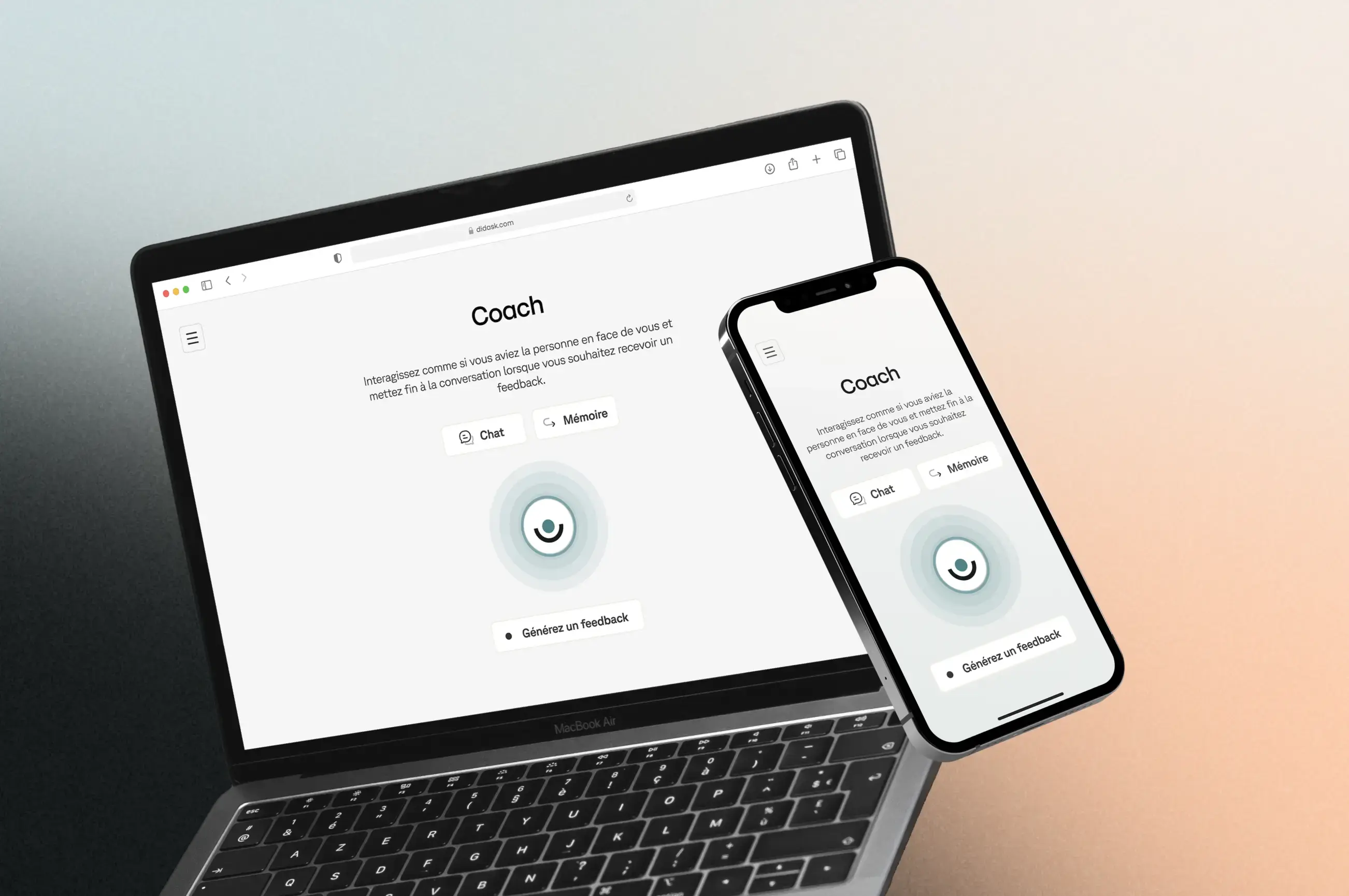 Interface du coach Didask interactif affichée sur un ordinateur portable et un smartphone, avec options Chat, Mémoire et un bouton pour générer un feedback.
