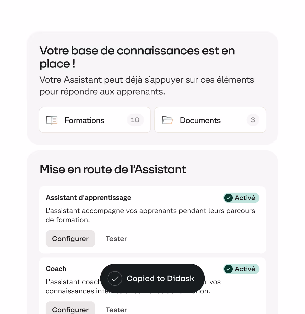 Interface montrant que la base de connaissances est prête avec 10 formations et 3 documents, et l’assistant d’apprentissage et le coach activés avec options Configurer et Tester.