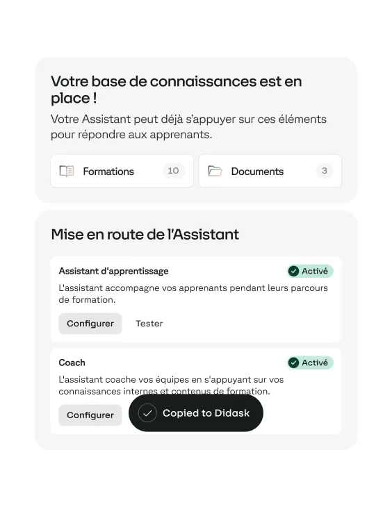 Interface indiquant que la base de connaissances est en place avec 10 formations et 3 documents, suivi de la section Mise en route de l'Assistant montrant deux assistants activés, l'un pour l'apprentissage et l'autre comme coach, avec des boutons Configurer et une notification 'Copied to Didask'.