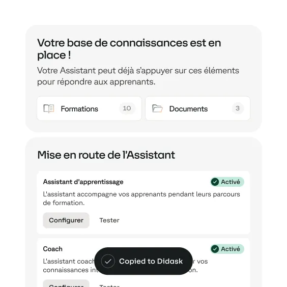 Interface montrant la mise en place d'une base de connaissances avec 10 formations et 3 documents, et la section de mise en route de l'assistant activée pour l'apprentissage et le coaching.