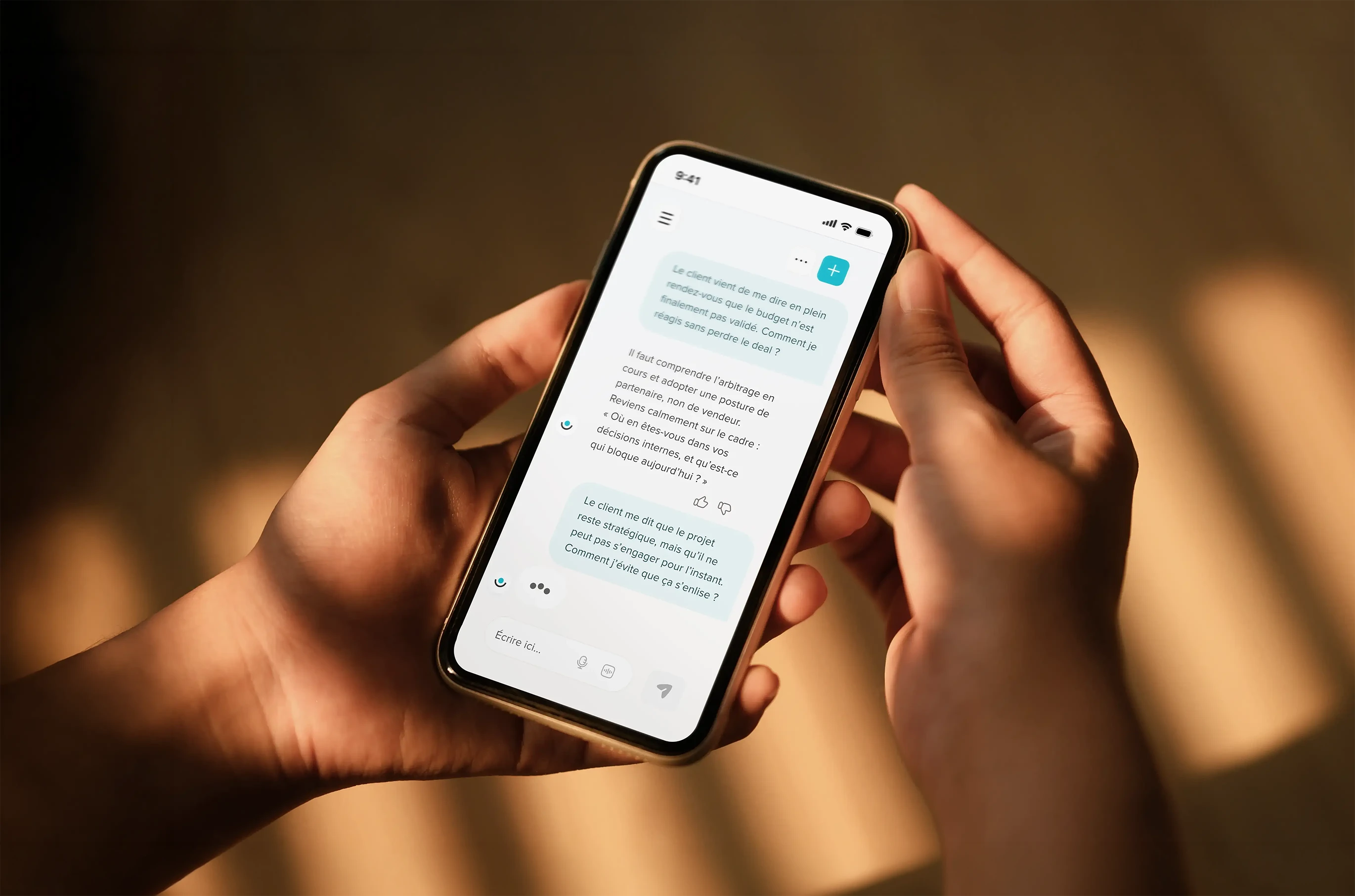 Téléphone posé sur une table avec une conversation de chat en français à l'écran.