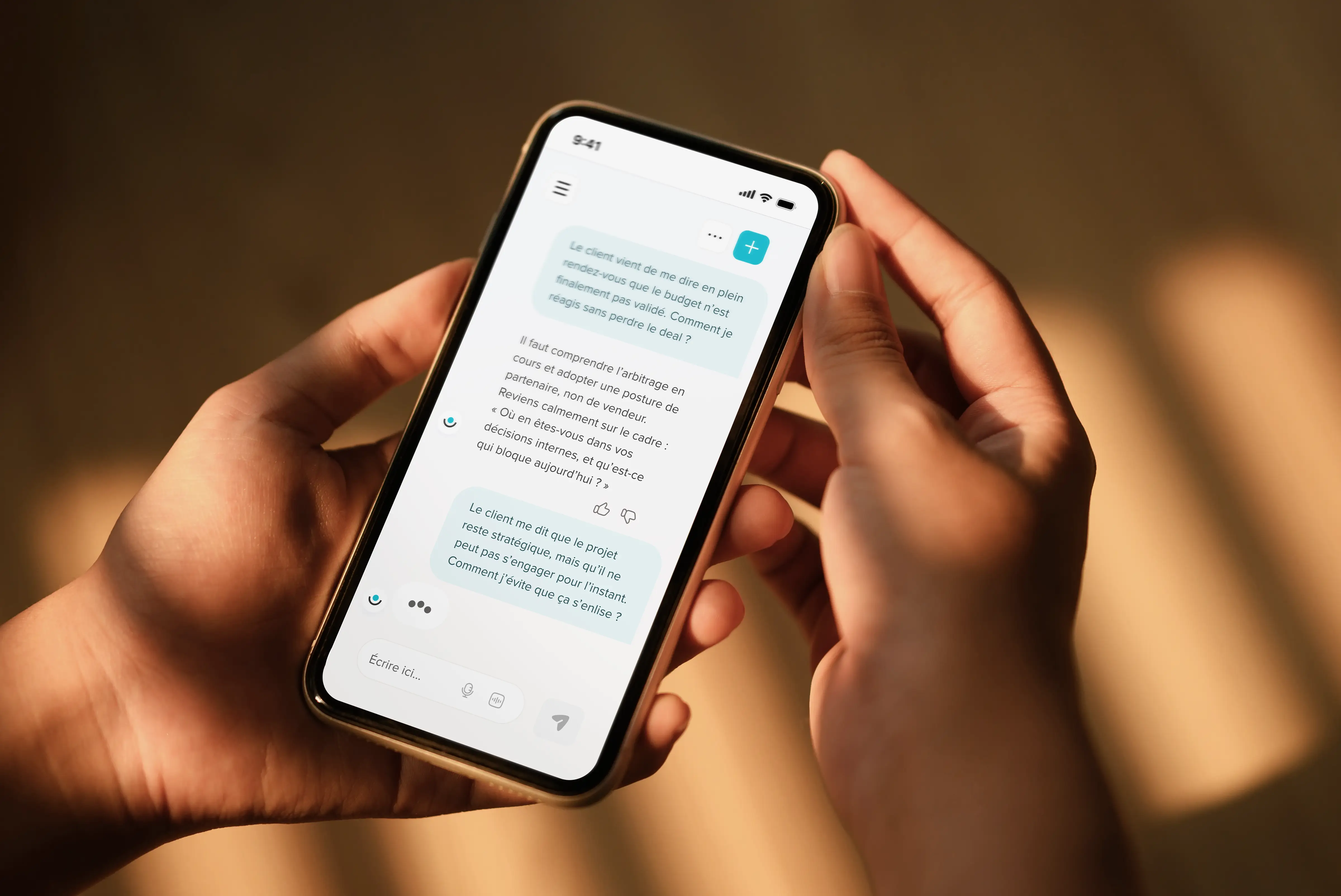 Téléphone posé sur une table avec une conversation de chat en français à l'écran.